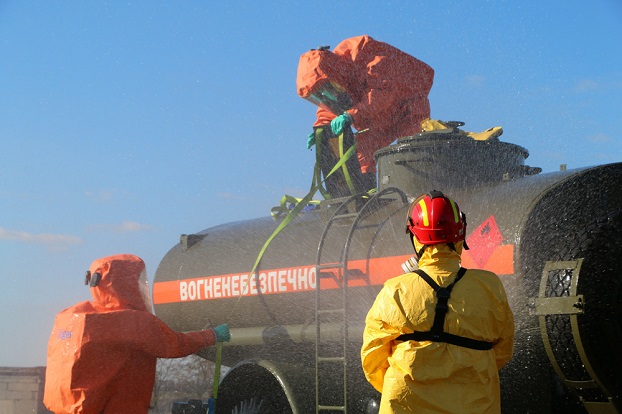 Спасатели Донетчины учились ликвидировать утечку химических веществ при ДТП