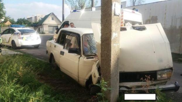 В Запорожье подросток разбил машину отца, влетев в бетонный столб