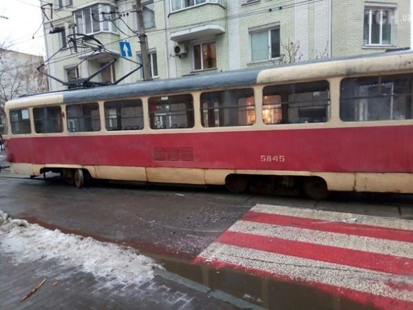 В Киеве трамвай сошел с рельсов