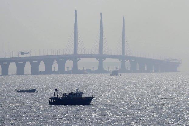 В Китае открывают самый длинный в мире мост над морем 