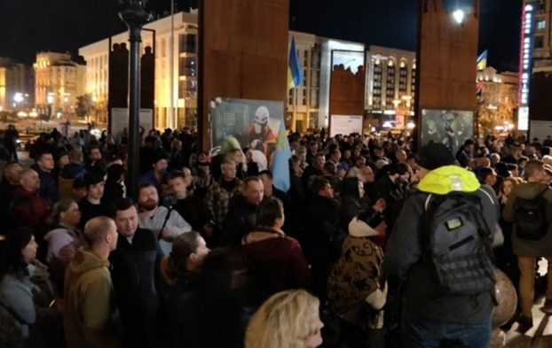 На Майдан Незалежности прибывают протестующие против формулы Штайнмайера