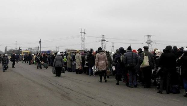 Два варианта борьбы с очередями на блокпостах Донбасса