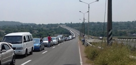 На КПВВ «Новотроицкое» утром 10 августа большое скопление машин