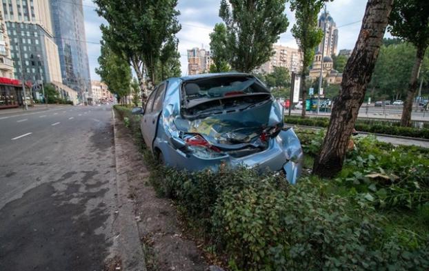 В Киеве таксист попал в ДТП из-за выбежавшего на дорогу пешехода