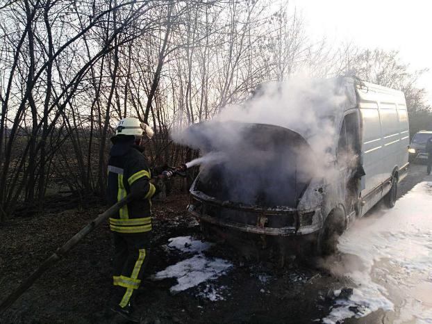 В Покровском районе горел микроавтобус