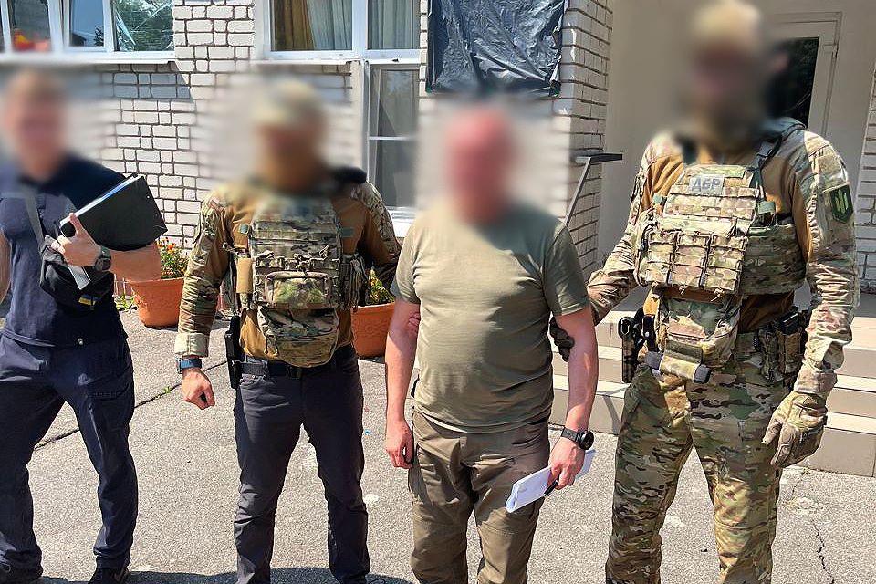 Керівника військкомату на Донеччині підозрюють в безпідставній виплаті майже мільйона гривень