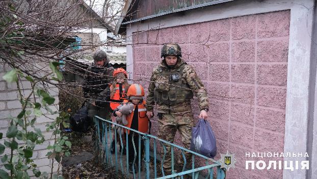 Евакуація із прифронтових зон: поліцейські вивезли дві родини з дітьми