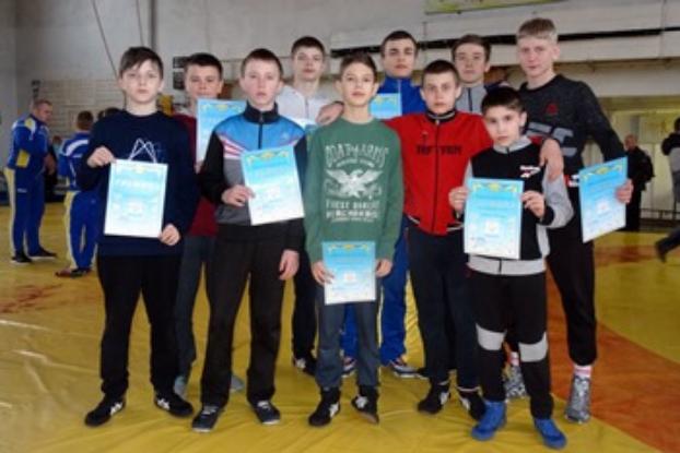 В  юношеском чемпионате области по греко-римской борьбе определились 10 победителей