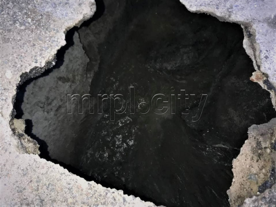 В Мариуполе провалился асфальт: образовалась яма глубиной два метра