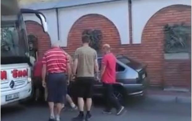 На Закарпатье иностранцам пришлось переносить авто «героя парковки»