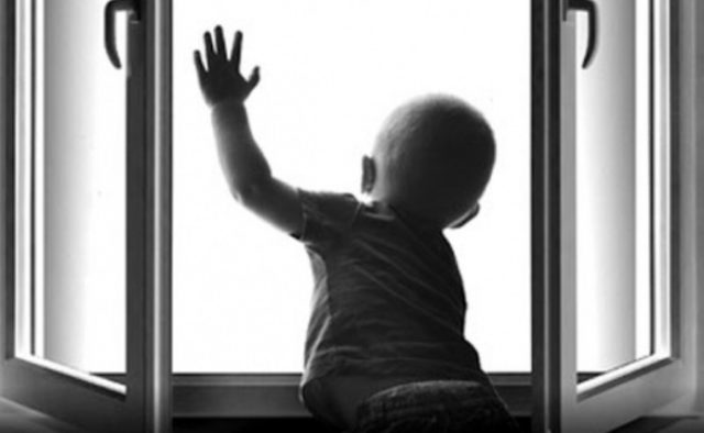 Выпал из окна: В Славянске погиб маленький ребенок