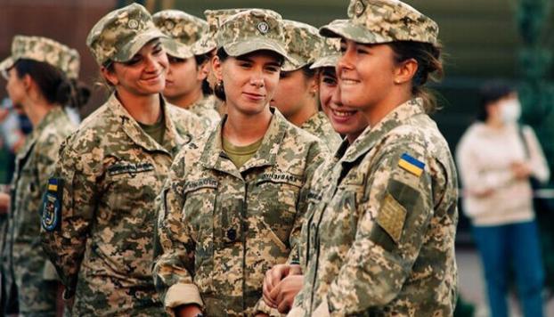 Предложено изменить дату взятия женщин на военный учет