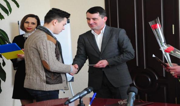 Городской голова Славянска вручил биометрические паспорта нового образца