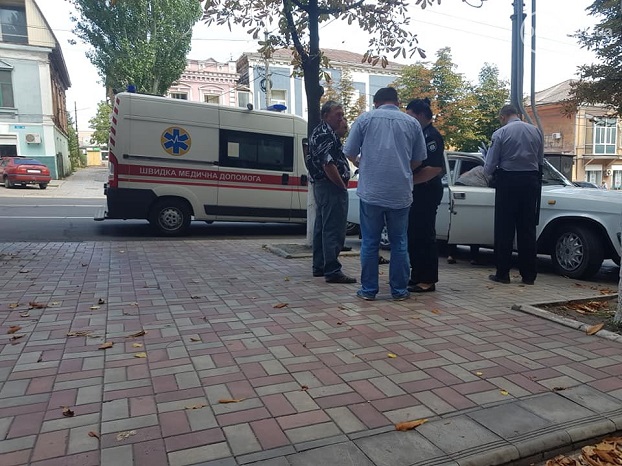 ЧП в Мариуполе: около центрального отделения Ощадбанка умер пожилой мужчина