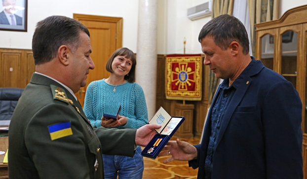 Бахмутчанка подарила флаг министру обороны Украины