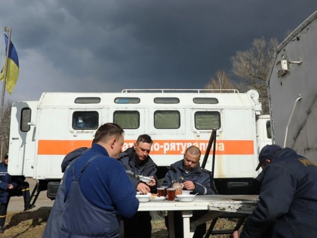 ГСЧС показало, как живут спасатели, задействованные в тушении пожара в Житомирской области
