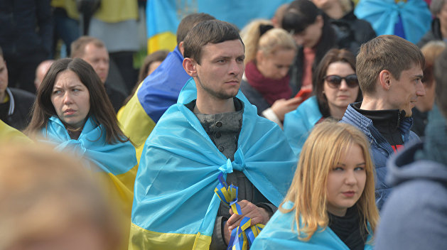 Большинство украинцев за свободное использование русского, но за государственный украинский 