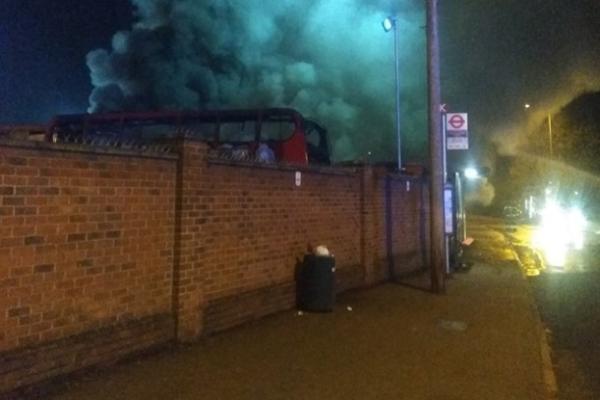 На окраине Лондона горели и взрывались автобусы