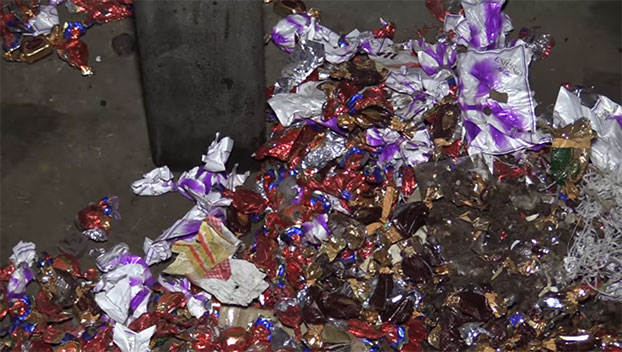 В Донецке пара пыталась продать тонны просроченных конфет