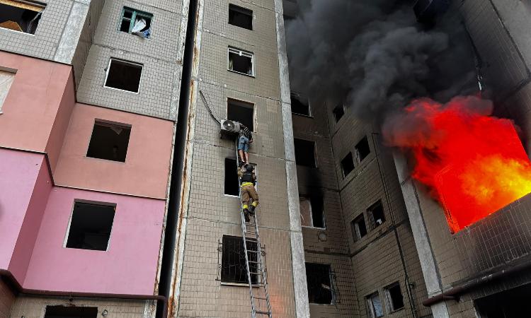 Спасатели помогли выбраться двум жильцам из горящей многоэтажки в Константиновке 