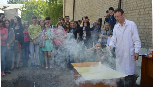 В Покровске студенты удивляли вулканом и горящим льдом
