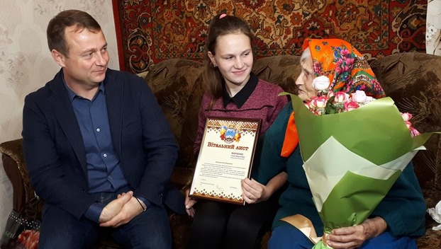 Мэр Покровска посетил на дому долгожителей