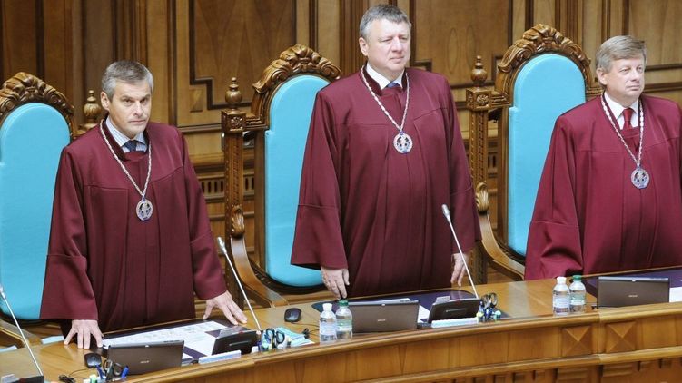 КС не будет рассматривать конституционность законов об «особом статусе» Донбасса