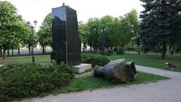 В Харькове  активисты снова повалили памятник Жукову