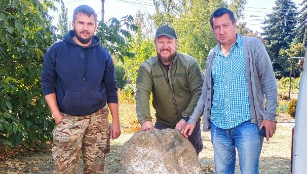 Волонтери вивезли з-під обстрілів ще один кам'яний артефакт Донеччини