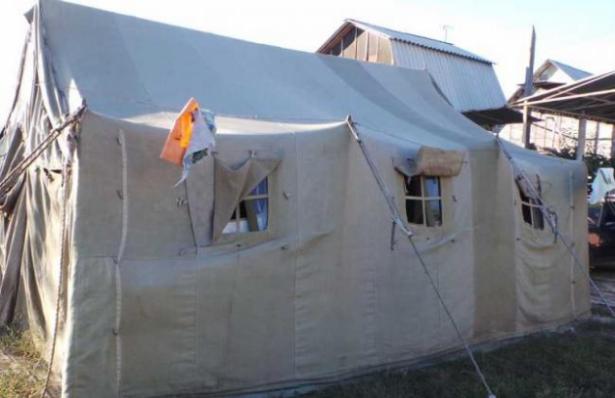 В Славянске инвалиды живут в палатке во дворе частного дома