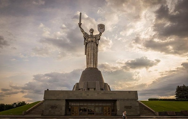 Час Земли: в Киеве временно не будут освещать Родину-мать и Лавру