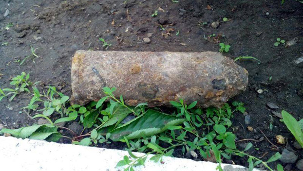 В Дружковке во дворе частного дома «затаился» ржавый снаряд