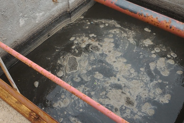 Обнаружили нефтепродукты: в сточные воды под Киевом слили опасное вещество