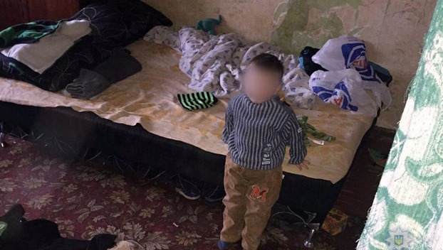 В Дружковке полиция забрала у матери-«кукушки» маленьких сыновей