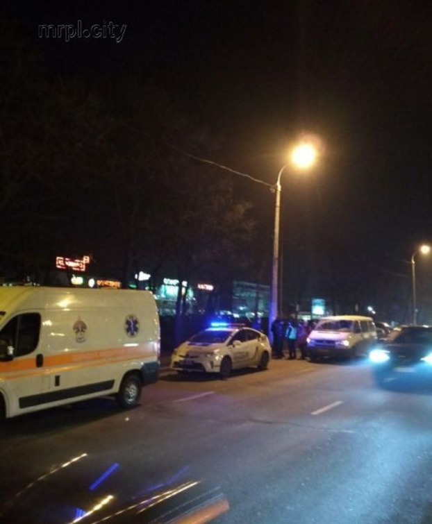 В Мариуполе столкнулись Mitsubishi и Volkswagen: пострадала женщина