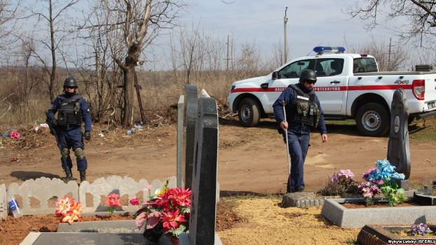 Саперы Украины на кладбищах Донбасса ищут мины