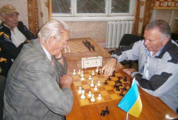 В шахматы сразились ветераны Краматорска