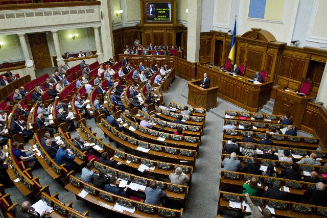 На целый год отложили парламентарии финконтроль чиновников