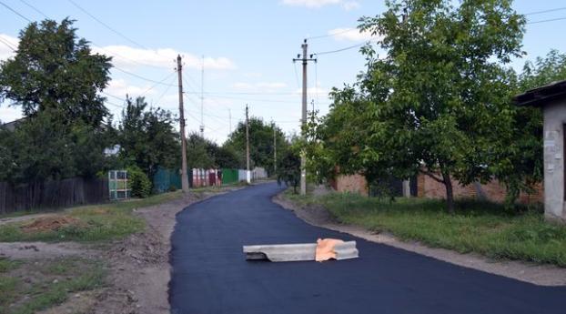 На окраинах Доброполья продолжают ремонтировать дороги