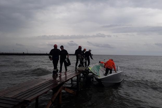Мариупольские спасатели вернули на берег тонувшего серфера