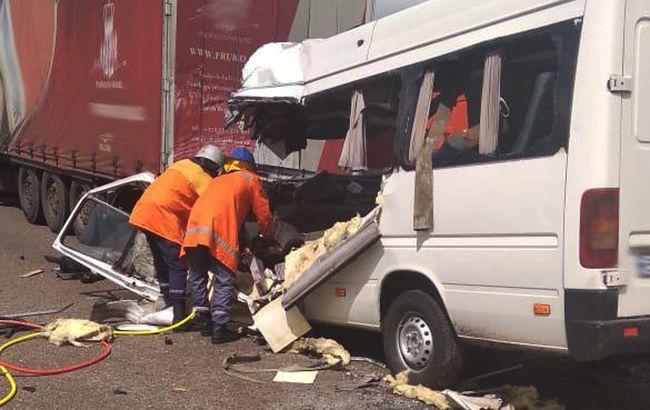 На трассе Киев – Чоп пассажирский автобус столкнулся с грузовиком, 10 погибших