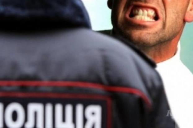 В Киеве хулиган укусил за руку полицейского