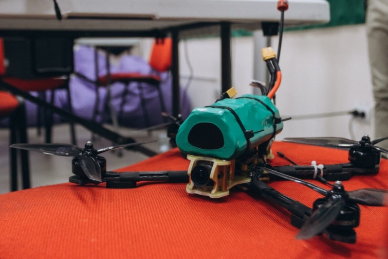 Обновление школьной программы: Школьников будут учить управлять дронами