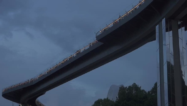 На стеклянном мосту в Киеве треснули перила 