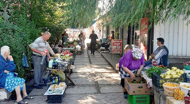 Рынки Константиновки: На стихийном «Нулевом» с утра идет бойкая торговля