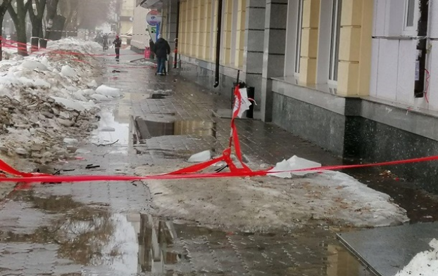 В Полтаве упавшая сосулька травмировала четвертого за неделю человека