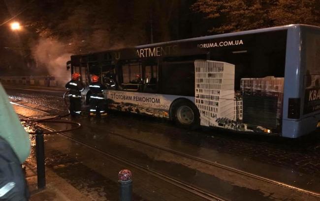 Во Львове ночью горел пассажирский автобус