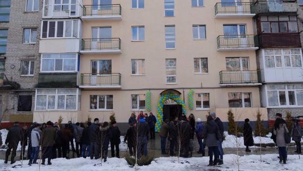 В Славянск отстроили подъезд разрушенного дома за деньги областного бюджета