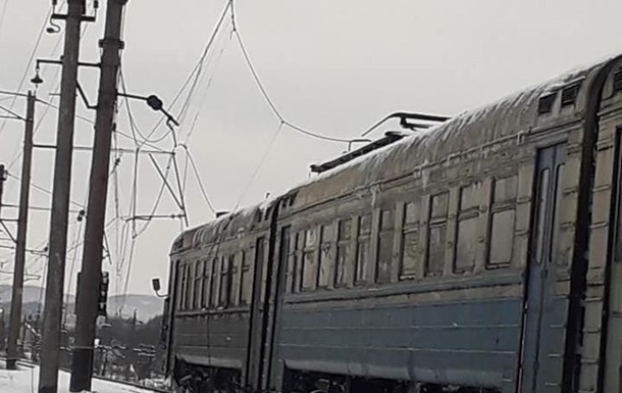 На Закарпатье на электричку упал высоковольтный провод – соцсети