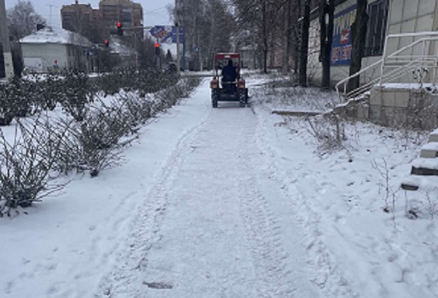У Костянтинівці співробітники « Комунсервісу » тепер чистять і тротуари